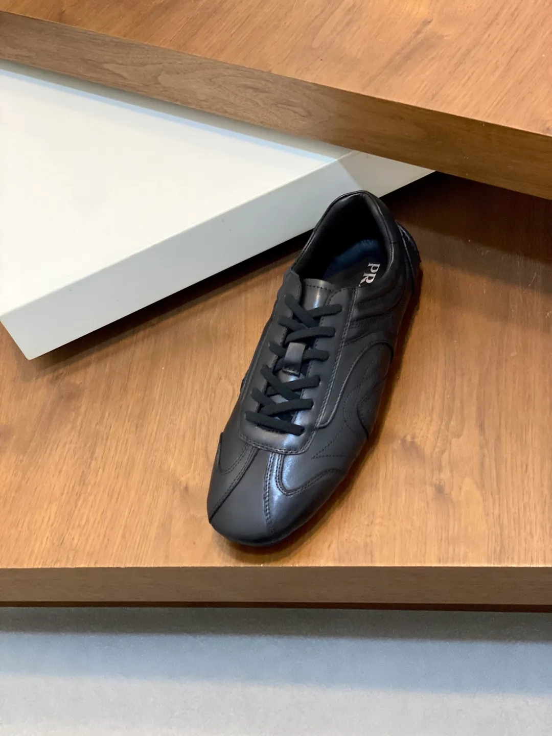 Men's Men's Shoes 💰800 Prada/Prada Men's Leather Casual Sports Shoes, a hot product made in Guangzhou! Made of imported calfskin splicing upper, three-dimensional geometric segmentation, precision manufacturing, uniform stitching, leather texture at a glance, multi-color splicing, fashionable and generous, soft, comfortable and breathable, decorated with PRADA letter logo on the outside, classic letter logo on the tongue, fabric strap on the heel, P family's classic sports shoe type, with fabric lining, silver logo cowhide foot pads, and P family's exclusive rubber outsole. The details are carefully crafted, making it a versatile item for travel! Comes with original box and dust bag! Multiple colors available! Size: 39-40-41-42-43-44 standard leather shoe size (38, 45 customized ¥)